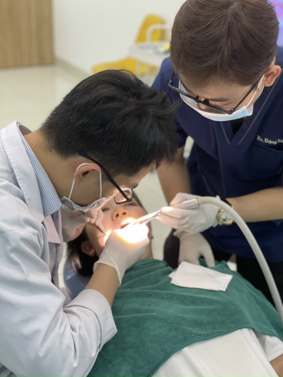 Nhổ răng khôn cho bạn nữ dễ thương và rất sợ đau