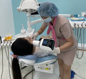 Nhổ răng khôn cho khách hàng